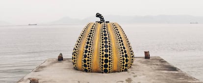 La escultura más fotografiada de la isla, la calabaza gigante de la artista Yayoi Kusama en el Benesse House.