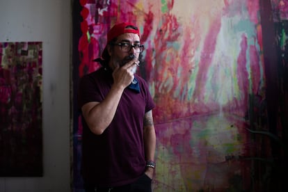 Taka Fernández frente a una de sus obras.