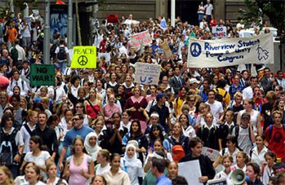 Cientos de estudiantes de secundaria marchan contra la guerra en las calles de Sidney (Australia).