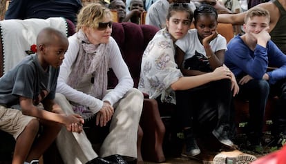 Madonna y sus hijos David Banda, Lourdes, Mercy James, y Rocco, en la fundación Raising Malawi, en 2013.