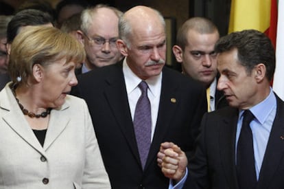 Angela Merkel, George Papandreu y Nicolas Sarkozy, el pasado día 11 en la cumbre informal de Bruselas. Al fondo, Herman Van Rompuy.