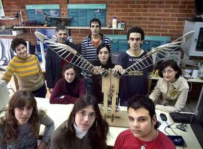 Alumnos del instituto Baldiri Guilera de El Prat de Llobregat, con su profesor Emilio Llorente.