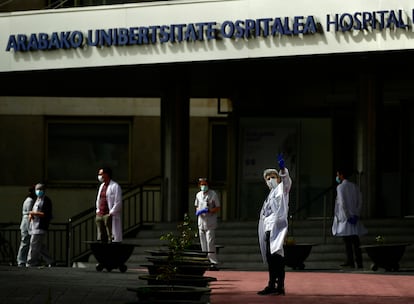 Profesionales sanitarios frente al hospital de Txagorritxu el 20 de marzo