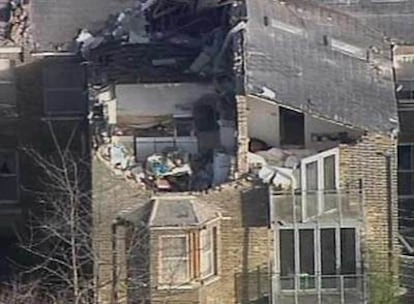 Imagen aérea de televisión de una de las casas dañadas por el tornado en Londres.