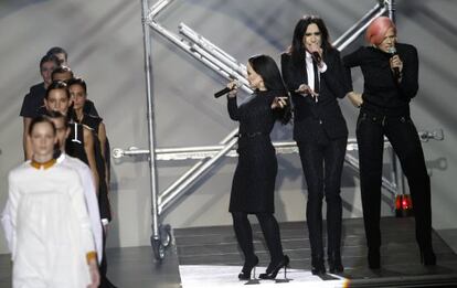 Mario Vaquerizo, Bimba Bosé y Alaska, durante el desfile de Davidelfín.