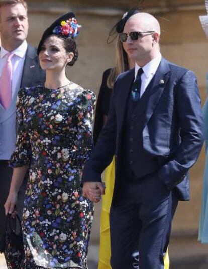 Tom Hardy, completamente calvo, en la boda, hace una semana, del principe Harry y Meghan Markle. Le acompaña su pareja, la actriz Charlotte Riley, con la que tiene un hijo de dos años.
