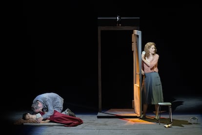 Wozzeck (Christian Gerhaher), agachado junto a su hijo, y Marie (Malin Byström), junto a la puerta.