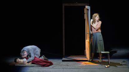 Wozzeck (Christian Gerhaher), agachado junto a su hijo, y Marie (Malin Byström), junto a la puerta.