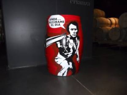 Fotografía facilitada por "laovejabala", de una barrica con una escena de la película "Harry el Sucio" en una barrica de crianza de vino pintada a mano, dentro del proyecto impulsado por los diseñadores gráficos riojanos Raúl San Cristóbal y Enrique Martín, que reúne imágenes de actores como Chaplin, Clint Eastwood y Bruce Lee y escenas de películas como "Los Pájaros", "El Resplandor", "Terminator 2", "Harry el Sucio", "Taxi driver", "Pulp Fiction" y "Batman", dentro del proyecto "laovejabala".