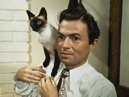 James Mason, el protagonista de 'Lolita' (Stanley Kubrick, 1962), posa con un gato siamés.