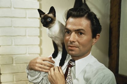 James Mason, el protagonista de 'Lolita' (Stanley Kubrick, 1962), posa con un gato siamés.