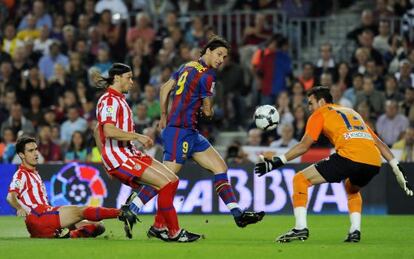 Ibrahimovic anota un gol ante el Atlético, en 2009