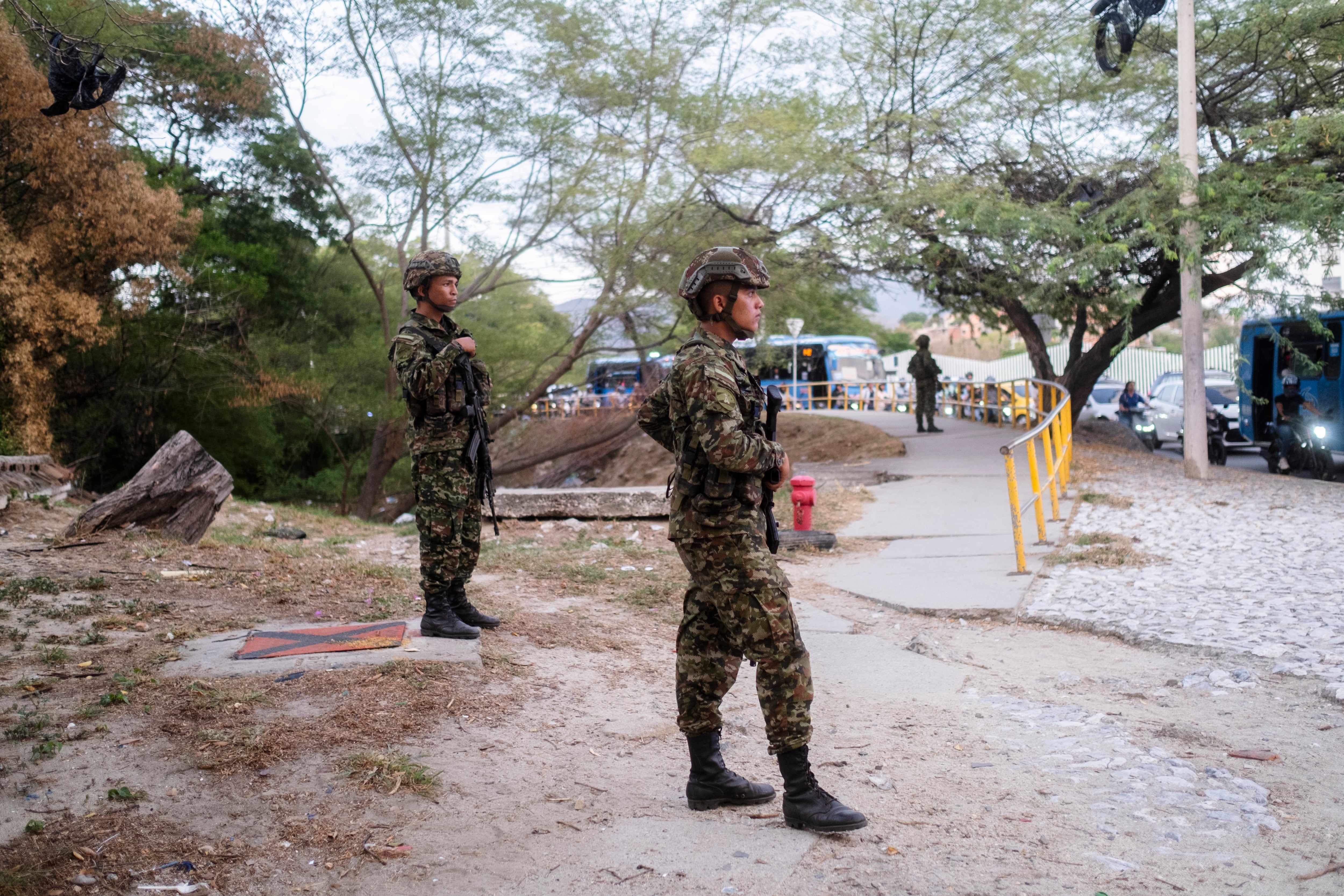 Soldados del Ejército patrullan Santa Marta ante la visita del presidente y el regreso a la normalidad.