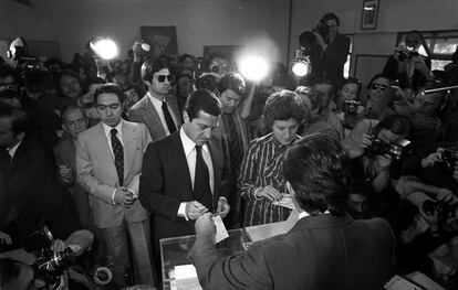 El presidente del Gobierno Adolfo Suárez vota en las primeras elecciones legislativas democráticas, el 15 de junio de 1977, en Madrid.