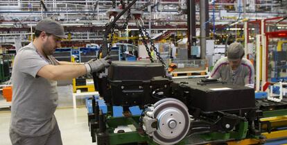Dos operarios colocan las baterías de la furgoneta eléctrica Citroën Berlingo.
