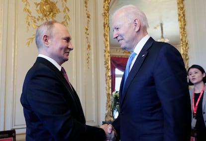 Una reunión bilateral entre los viejos enemigos de la Guerra Fría siempre conlleva su dosis de tensión, pero cuando sus dirigentes se conocen desde hace tanto tiempo, se han llegado a acusar de ser asesinos y no tener alma —Biden a Putin— la incertidumbre alcanza otra categoría. En la imagen, Vladímir Putin y Joe Biden se saludan en el interior de la Villa La Grange, este miércoles en Ginebra (Suiza).