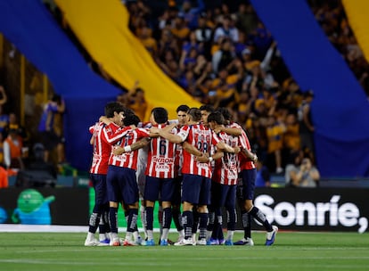 Los jugadores del Guadalajara antes del partido contra Tigres.