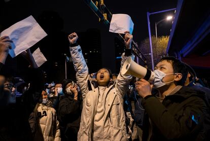 Con el folio en blanco la ausencia de mensaje es el mensaje, una forma de resumir algo tan simple como lo que reclaman algunos manifestantes: “Queremos recuperar una vida normal”, decía en Pekín un joven estudiante de 22 años que se hace llamar Peach para no ser identificado.