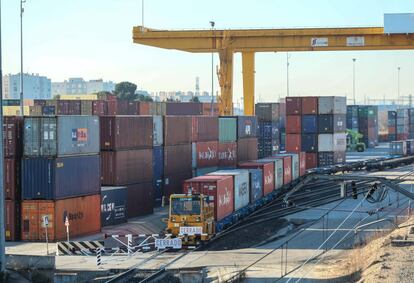 El Puerto Seco de Coslada es una terminal de trenes que conecta con los cuatro puertos marítimos de España: Algeciras, Valencia, Barcelona y Bilbao.