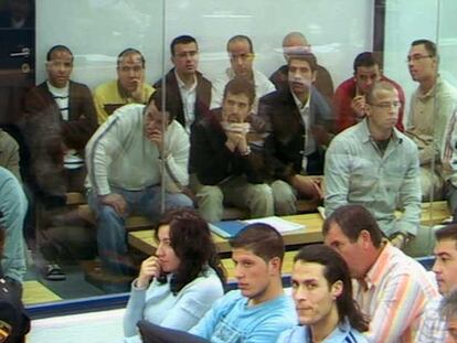 Detrás del cristal, algunos de los 29 acusados por los atentados del 11-M durante el juicio en la Casa de Campo.