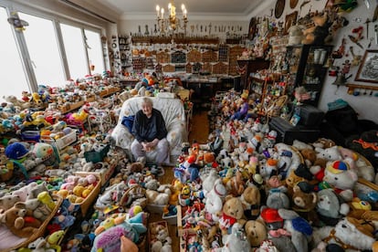 La belga Catherine Bloemen, de 86 años, posa para la foto entre sus más de 20.000 peluches y muñecos de plástico, en Bruselas (Bélgica). 