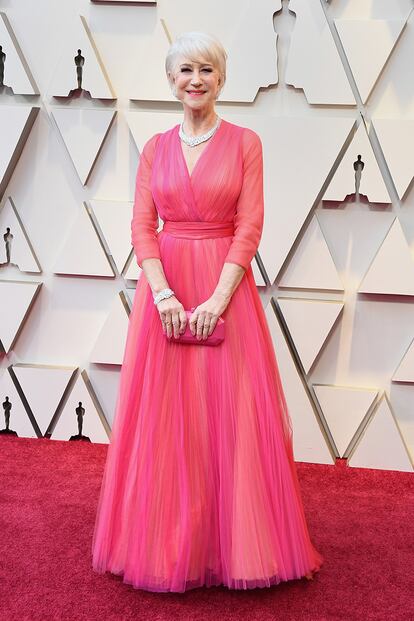 Helen Mirren escogió un colorido diseño de Schiaparelli Alta Costura.
