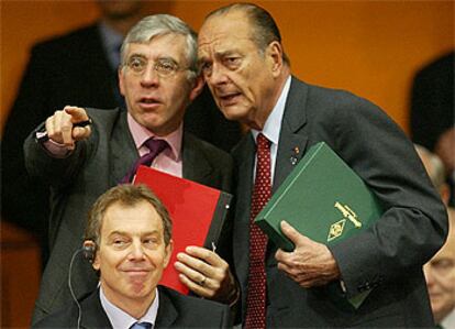 El ministro británico de exteriores, Jack Straw, señala con el dedo junto a Jacques Chirac y Tony Blair (sentado).
