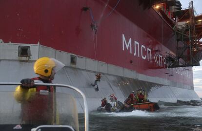 Cuando los activistas de Greenpeace intentaron encaramarse a la plataforma, los vigilantes cortaron las cuerdas y dispararon en señal de advertencia. Los activistas cayero al agua, de donde los recogió una lancha del servicio de guardafronteras ruso.