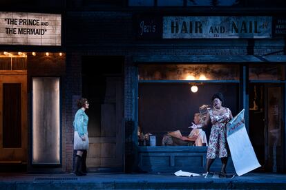 La soprano Johanni van Oostrum (izquierda) y la ‘mezzo’ Raehann Bryce-Davis, en el primer acto de ‘Rusalka’, el viernes en la Ópera Nacional de los Países Bajos.