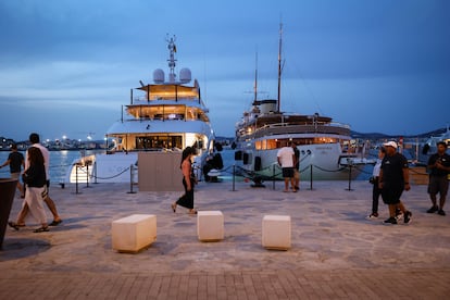 En La Marina del Puerto de Ibiza es tradición, al caer la tarde, pasear para contemplar los yates atracados. Este verano el más buscado ha sido el 'Dragonfly', de Sergey Brin, fundador de Google, valorado en 450 millones de dólares y largo como un campo de fútbol profesional. Aunque La Marina está llena de barcos, hay mucha más gente de este lado, comiendo helado. Son las dos Ibizas, tan cerca y tan lejos.