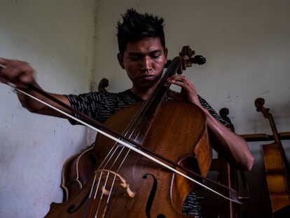 Un joven toca el contrabajo en la región boliviana de Chiquitanía.