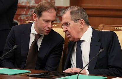 El ministro ruso de Industria y Comercio, Denis Manturov (izquierda), habla con su homólogo de Exteriores, Sergei Lavrov, durante una reunión del gobierno ruso en enero de 2020.