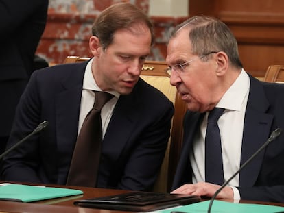 El ministro ruso de Industria y Comercio, Denis Manturov (izquierda), habla con su homólogo de Exteriores, Sergei Lavrov, durante una reunión del gobierno ruso en enero de 2020.