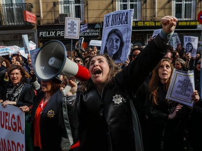 Los letrados de la administración de Justicia protestan frente al Ministerio de Justicia.