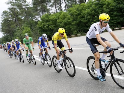 RTO053 PAU (FRANCIA), 12/07/2017.- El pelot&oacute;n avanza durante la 11&ordf; etapa del Tour de Francia entre Eymet y Pau (Francia) hoy, 12 de julio del 2017. EFE/ROBERT GHEMENT