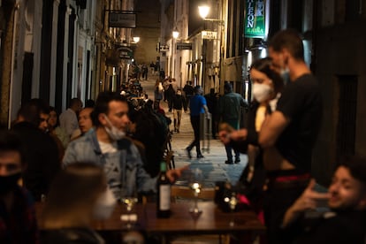 Ambiente en las calles de Santiago de Compostela en el último día del estado de alarma. 