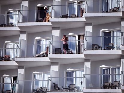 Varios turistas toman el sol en los balcones de un hotel de Torremolinos, en la Costa del Sol.