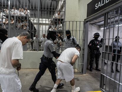 Interior del Centro de Confinamiento del Terrorismo (Cecot), en el municipio de Tecoluca (El Salvador).