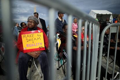 Una mujer participa en el homenaje a Martin Luther King con una pancarta donde se puede leer "Haced su sueño realidad", en relación al mítico discurso del líder afroamericano, en Washington.