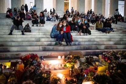 Varias personas sentadas en las escalinatas del Tribunal Supremo, durante el homenaje a Ruth Bader Ginsburg.