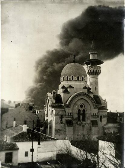 Vista parcial de la ciudad de Constanza (Rumanía) con una columna de humo al fondo, procedente del incendio de pozos de petróleo, 1916.