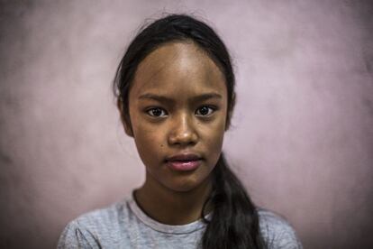 Radha Lama, de 13 años, es la hija menor del matrimonio que trabaja en la casa de acogida cuidando a los chicos. Era una familia sin recursos antes de ser contratada por la ONG así que Radha está dentro del programa.
