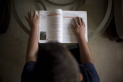 Rafael con su libro de la asignatura de Técnicas de Almacén en su casa de Córdoba.