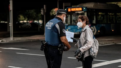 Police checks in Puente de Vallecas, Madrid, in September.