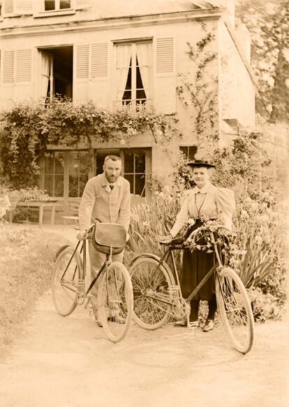 Marie Curie con su marido Pierre Curie en su casa de Brunoy, Francia. Curie normalmente vestía de negro y gris oscuro, pero han logrado encontrar dos fotografías en las que vestía de blanco. Esta es una de ellas.