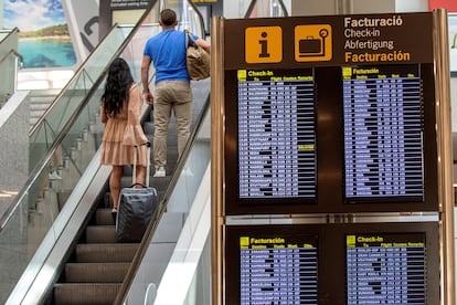 Varios turistas llegan al aeropuerto de Palma de Mallorca.