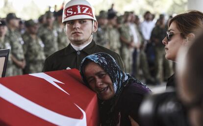 La madre del soldado turco Mehmet Yalcin Naneun, soldado turco fallecido ayer durante los enfrentamientos con militantes del grupo yihadista Estado Islámico, llora durante el entierro.
