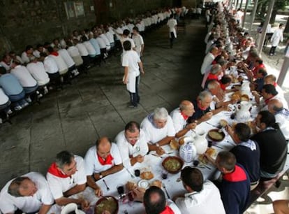 Imagen de una de las comidas de hermandad de la Cofradía de Sant Roque, en el pórtico de la parroquia de San Pedro, en Llodio.