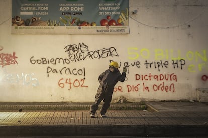 Un manifestante durante la jornada de protestas del 1 de mayo, en Bogotá, Colombia.