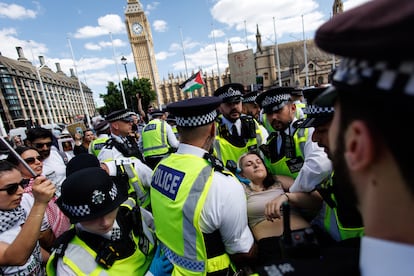 Un grupo de agentes porta a una de las manifestantes arrestadas este sábado en Londres